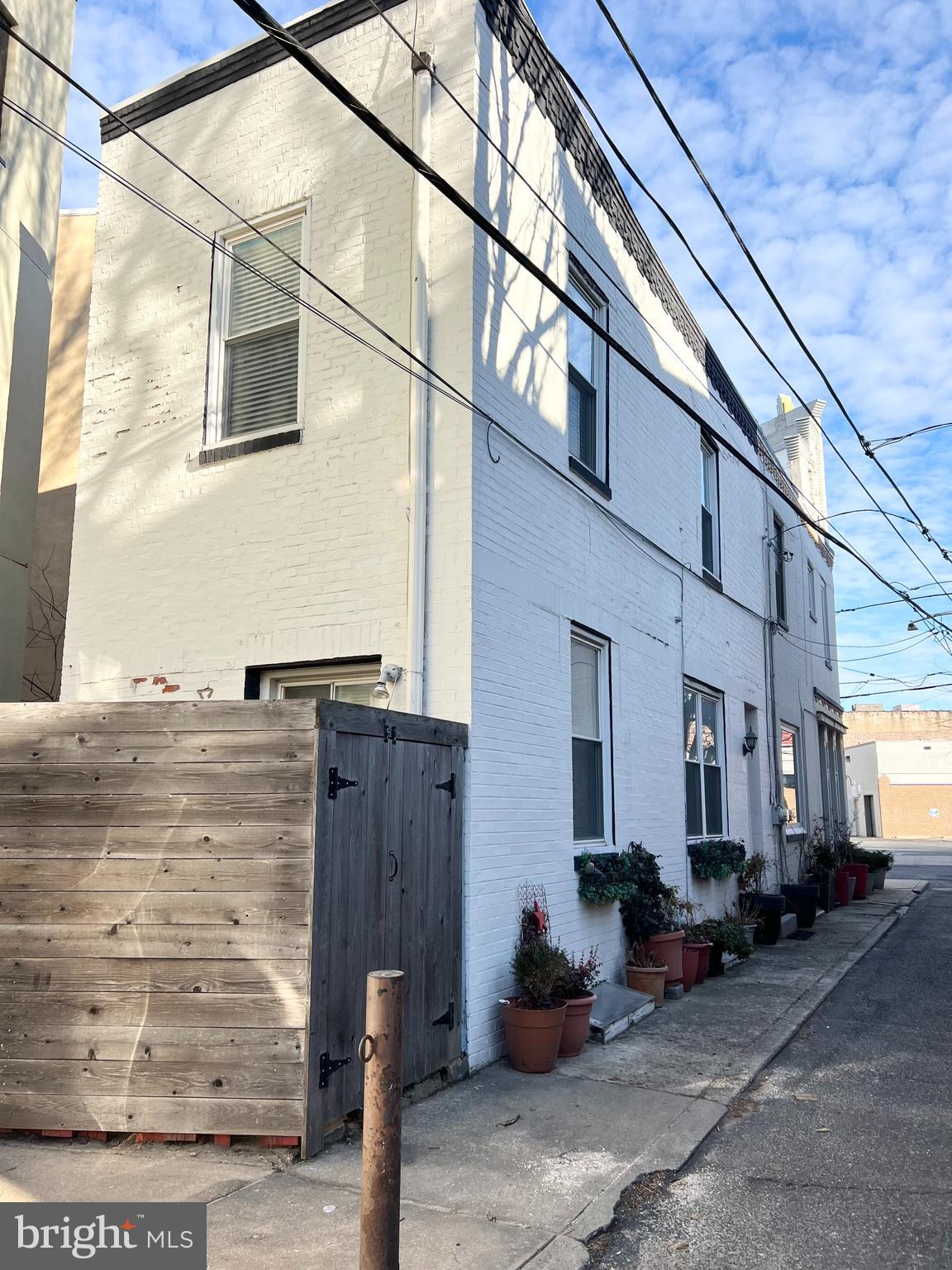 QUEEN VILLAGE - Residential