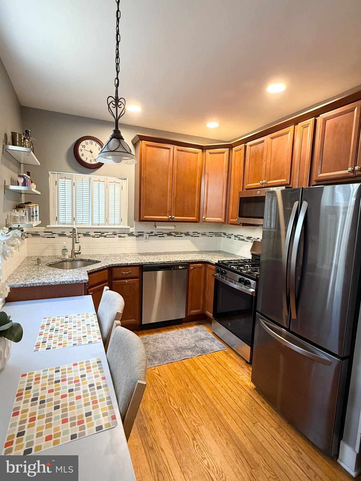 QUEEN VILLAGE - Residential