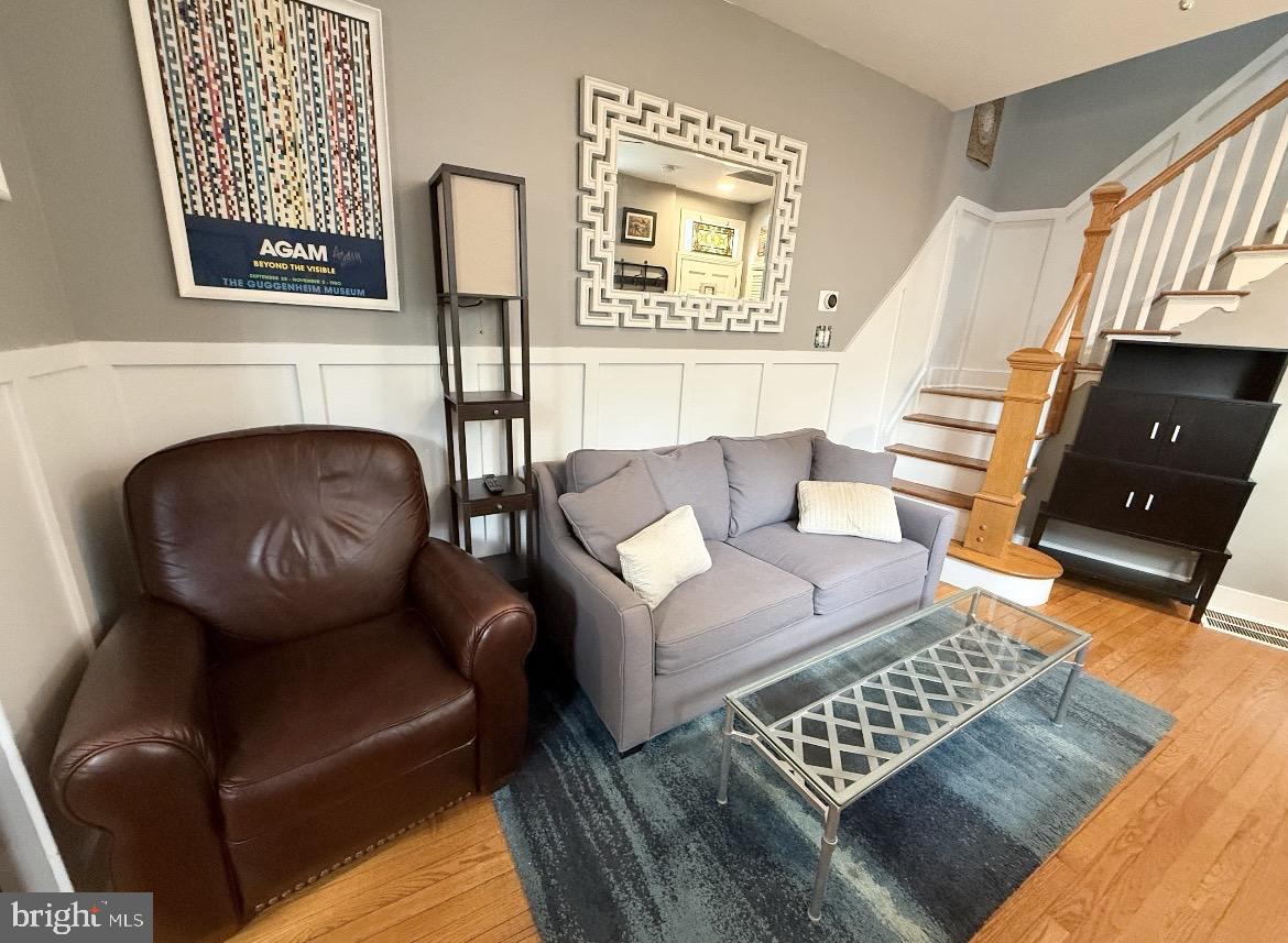 QUEEN VILLAGE - Residential