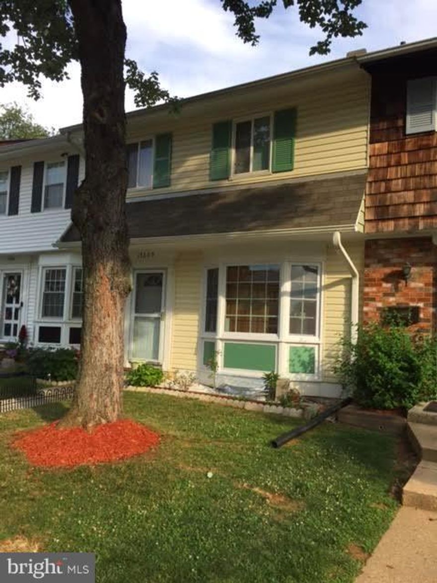 SPACIOUS T/HOUSE IN GAI., 3 BDRMS., 3.5 BATHS, GREAT STARTER HOME,LGE VIEW BAY WINDOW IN KITCHEN SITTING AREA, NEW SS APPLIANCES, HARDWOOD FLRS., FRESH PAINT, MOVE IN CONDITION, LIVING ROOM W/SLIDER TO A RELAXING BACK YARD, PLENTY OF SPACE IN BSMT., 2 ASSIGNED PARK SPACES, CLOSE TO MALL, ALL COMMUTER ROUTES, RAIL STATION, PLACES OF WORSHIP, SHADY GROVE METRO.