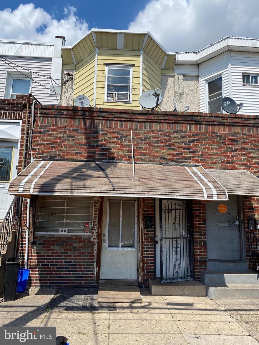 Mix - use,  business downstairs, 3bedrm, 1bathrm , kitchen, upstairs rented.  Property is very convenient to markets, schools, transportation, church sports  arenas as well as part.