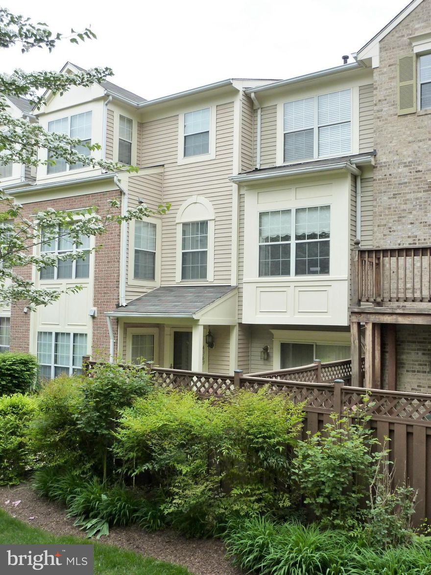 REDUCED,  Wonderful condo in AMAZING commuter location. Walk to Fairfax Corner and Wegmans. 3/2/1 on 3 levels... largest floor plan in community! Open floor plan with Large living room, breakfast area, and family room.  ENORMOUS master bedroom and en suite!  NEW carpet and freshly painted.  Community offers pool, spa, and weight room/gym,