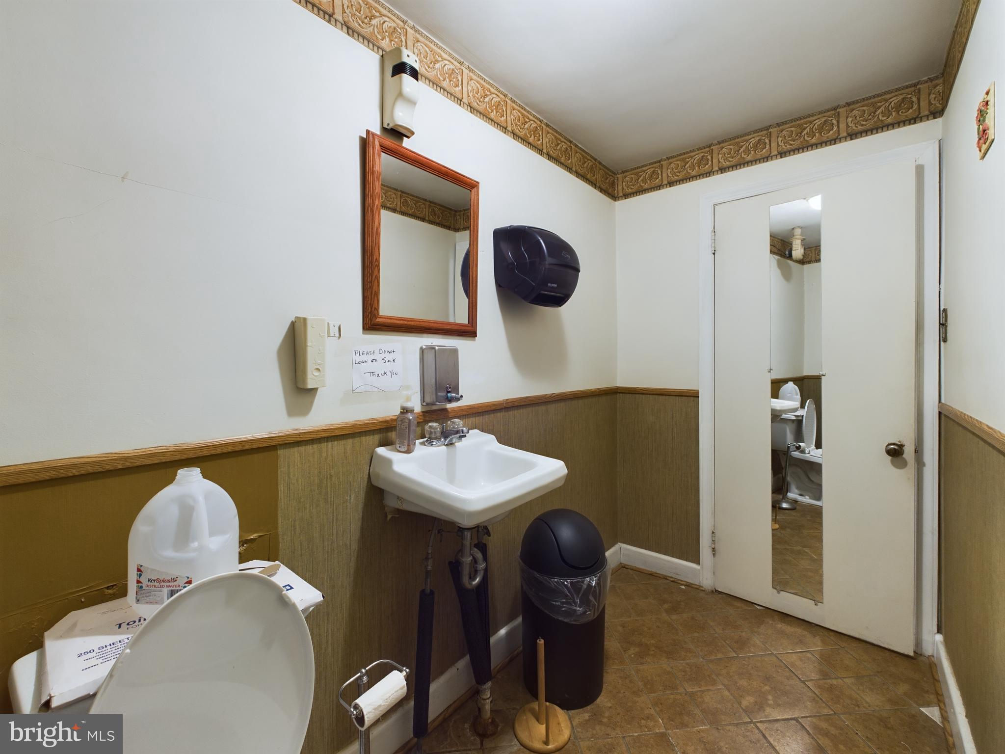 Main image without alt text