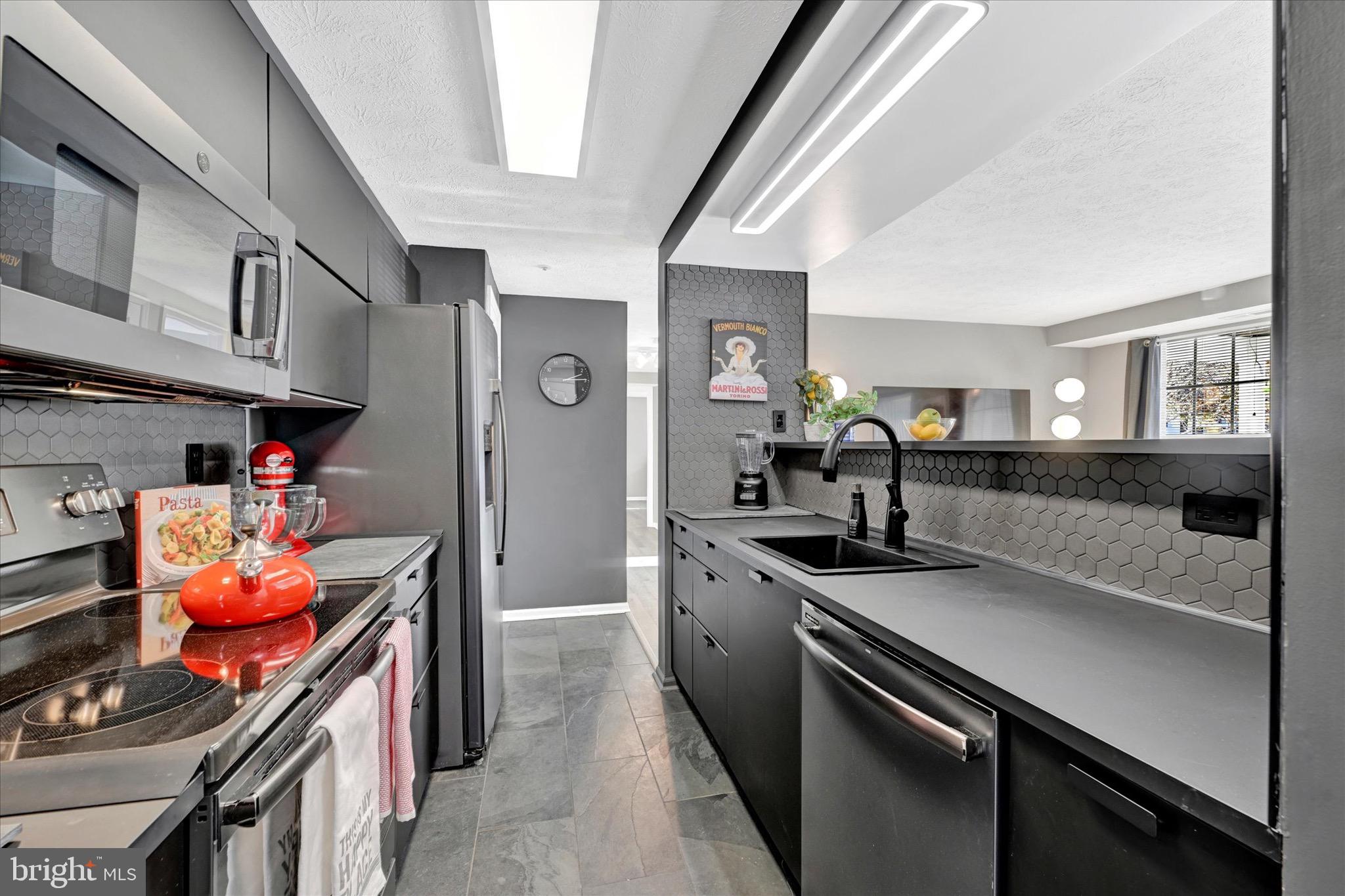 PERRY HALL COURTS - Residential