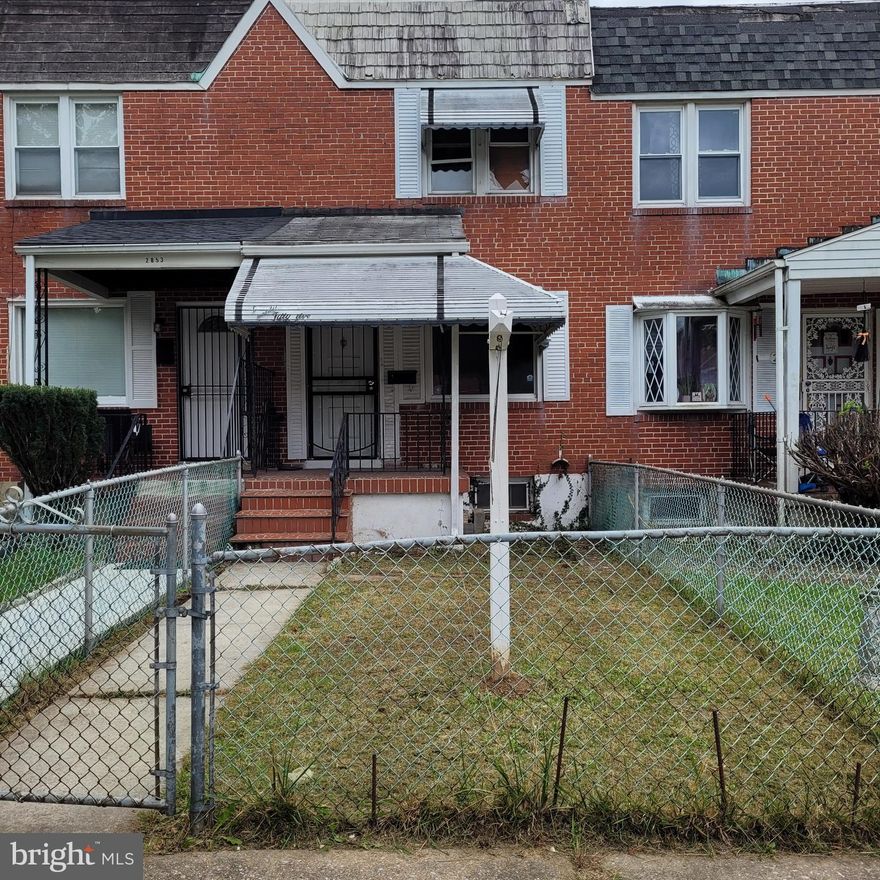 Attention Investors !!! ***  Solidly built inside Townhouse with an additional lot in Parklane Community - Needs major Rehab.  Neighboring properties show pride of ownership.  Covered Front Porch, Rare Enclosed Rear Porch - with Jalousie windows, Fenced front and rear yards. Storage below sunporch.  Additional lot is on the other side of the alley for parking or ....???   Bring your vision and make this home your own, or fix it up and sell it or keep in your portfolio.  Cash or rehab loans only

Seller prefers Buyers choose Cole Title & Escrow, who recently did abstract work, & could close this in 10-14 days