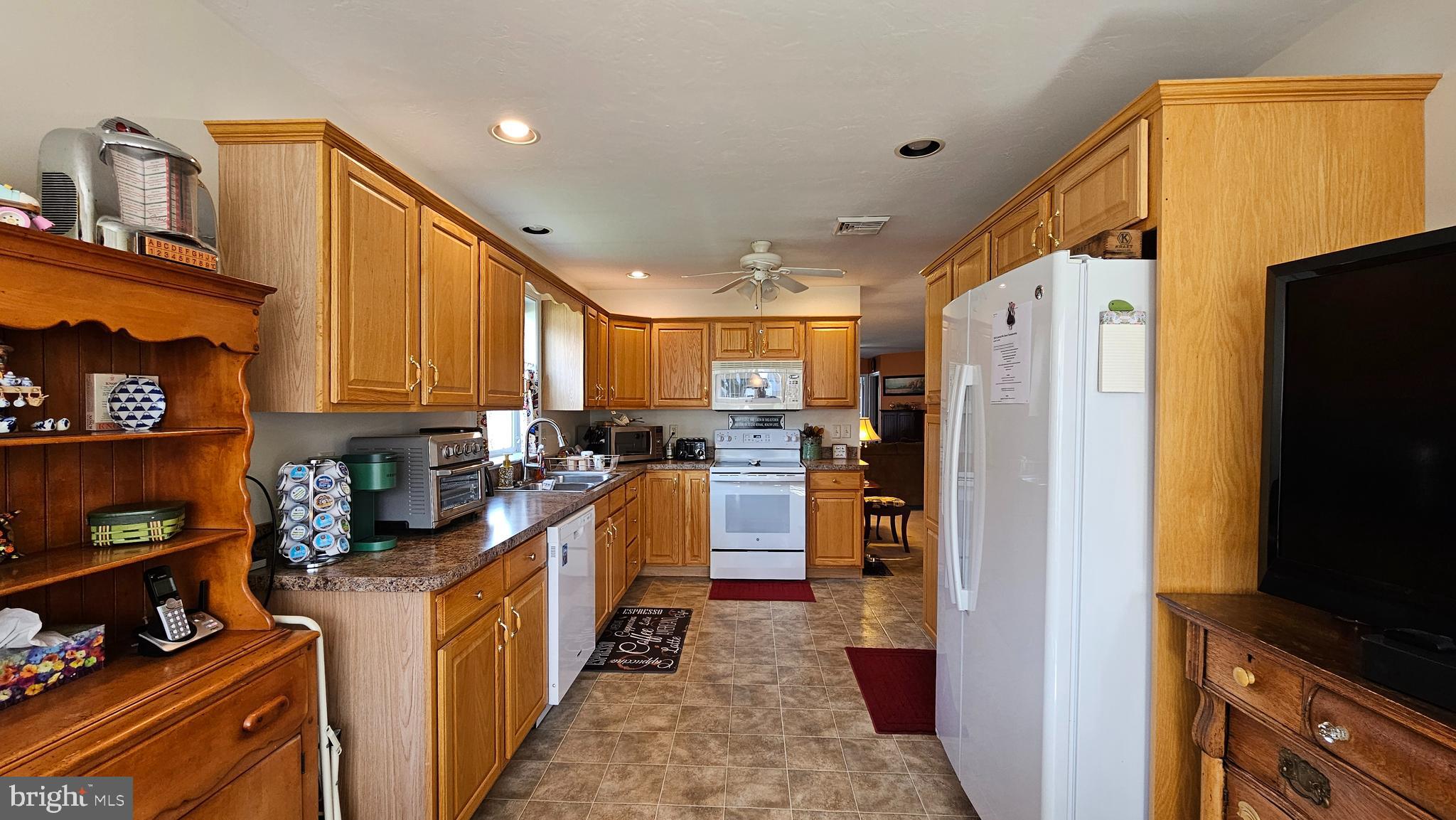 COUNTRY MANOR - Residential