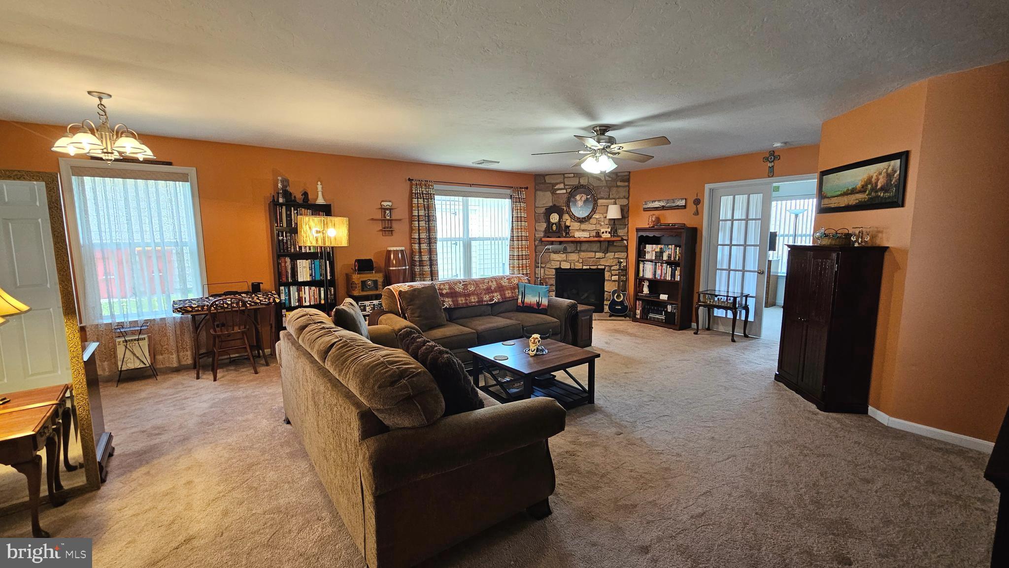 COUNTRY MANOR - Residential