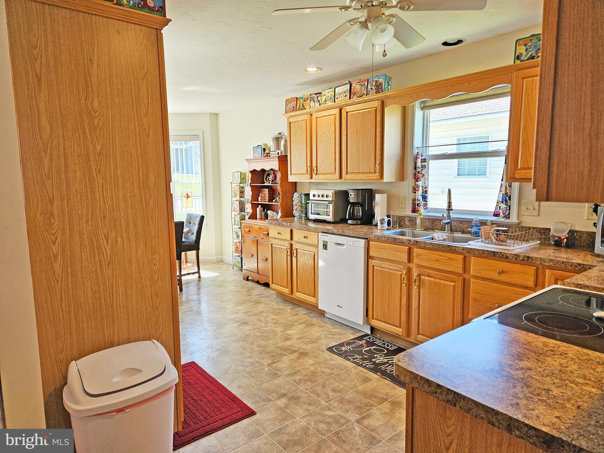 COUNTRY MANOR - Residential