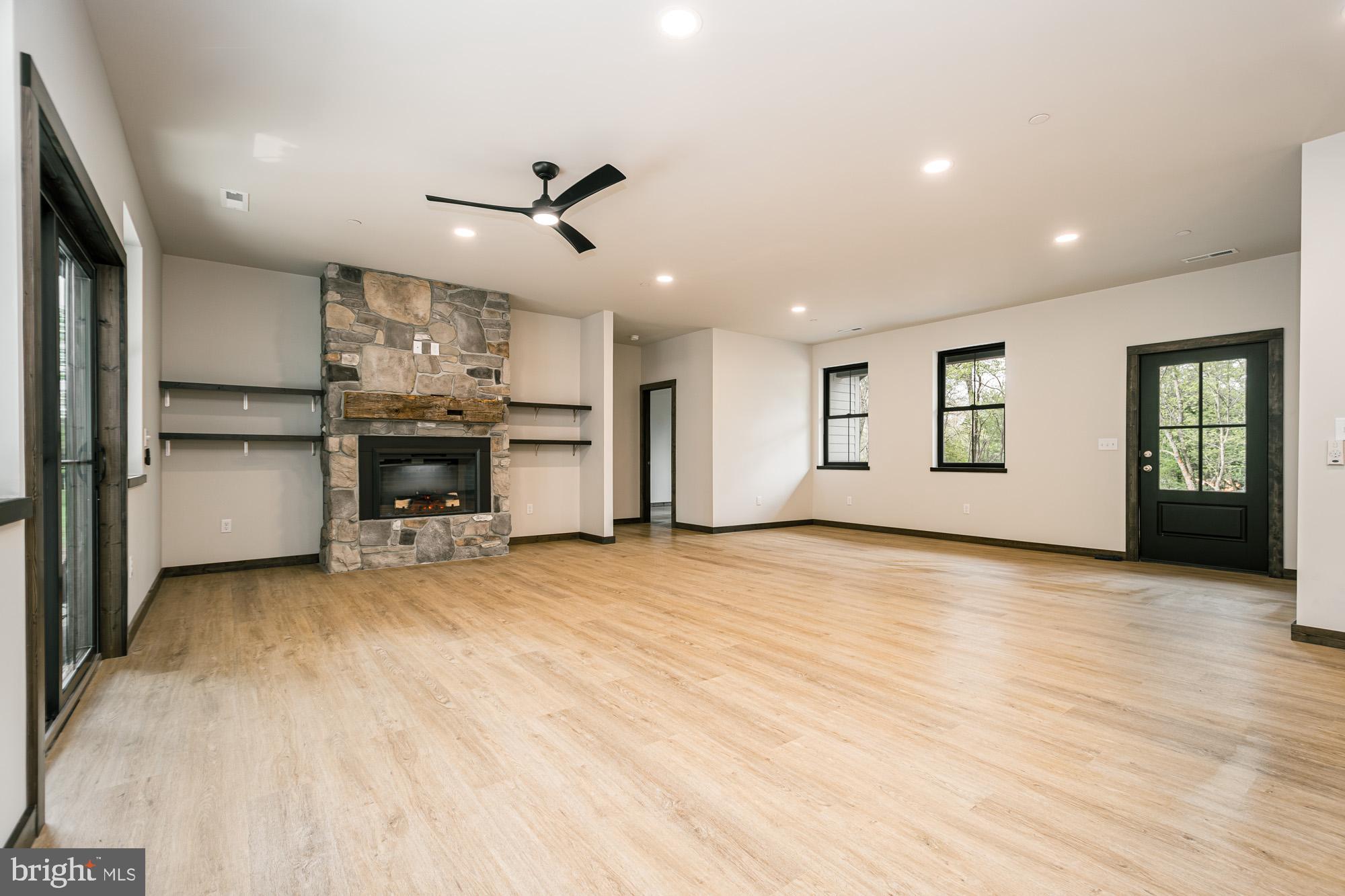 COUNTRY CLUB ACRES - Residential