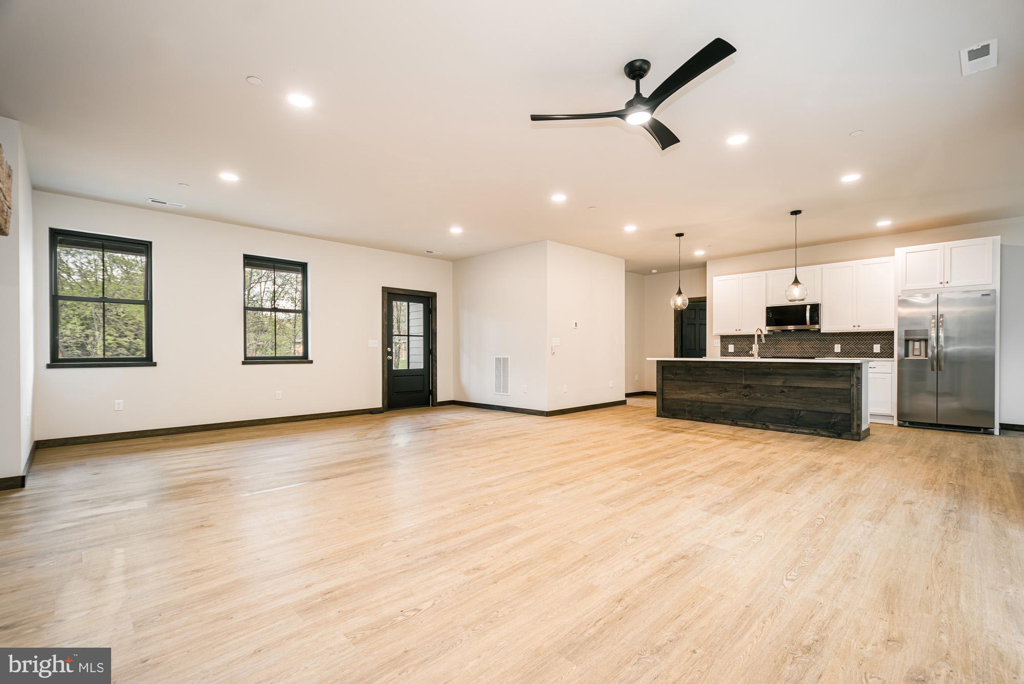 COUNTRY CLUB ACRES - Residential