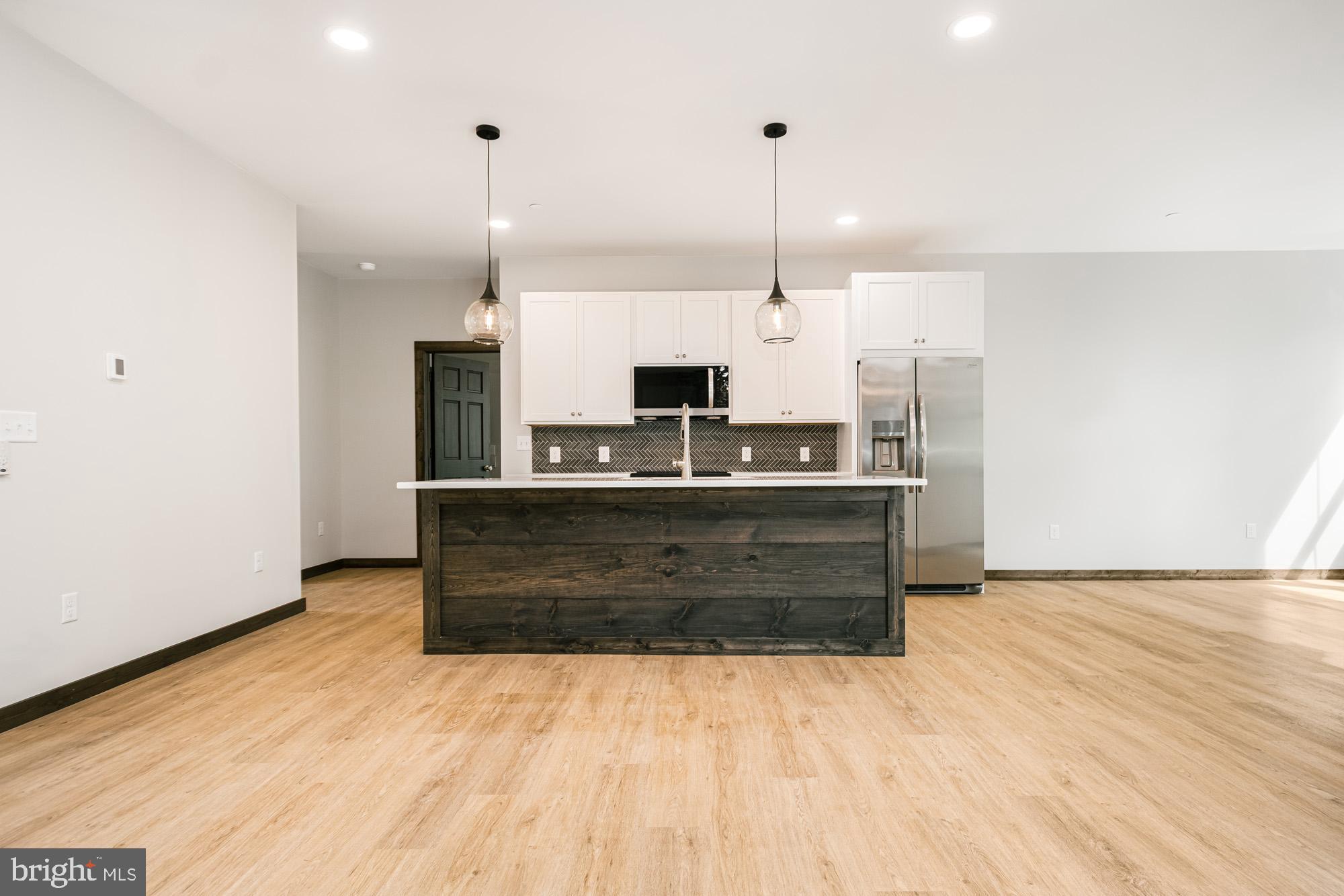 COUNTRY CLUB ACRES - Residential