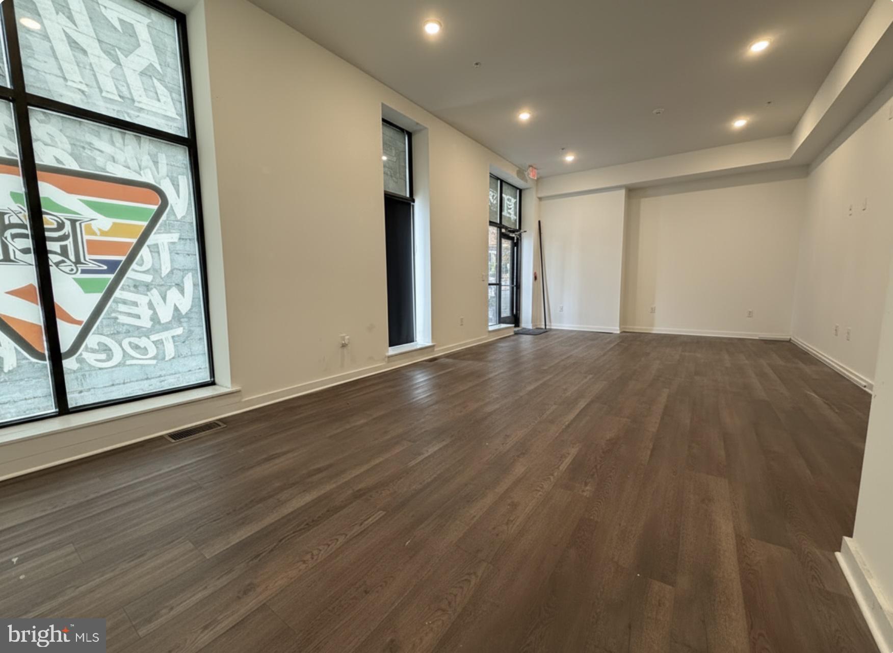 SOUTH KENSINGTON - Commercial Lease