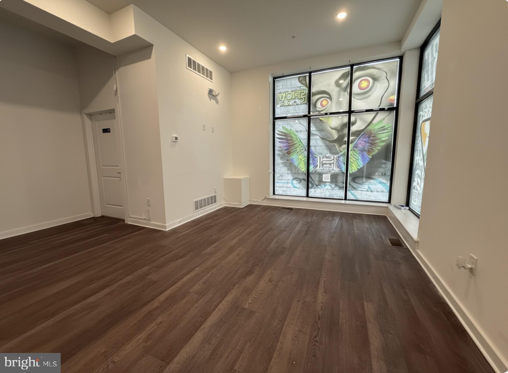 SOUTH KENSINGTON - Commercial Lease