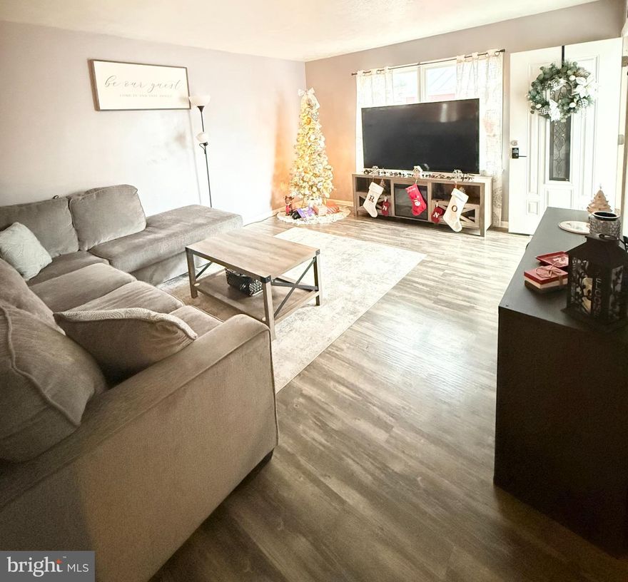 Great starter home, or retirement home on one level. Spacious and open floor plan. The dining room leads to the back deck for cookouts or entertaining, and it's within walking distance to downtown. The yard is completely fenced in. Must make an appointment; the owner works from home. 
The agent is related to the owners.