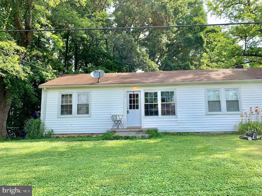 Cozy one bedroom duplex close to shopping, restaurants in the Stafford/Garrisonville Road area. Large partially wooded yard, eat-in kitchen, laundry room. Only a short drive to TBS Quantico gate, a quiet dead-end street.