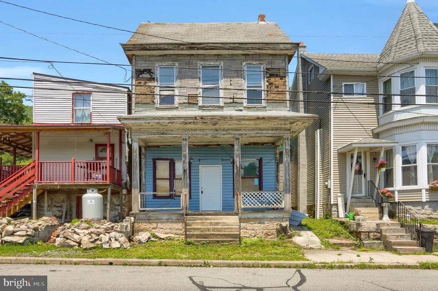 Investors Opportunity! Turn this 2200 sq. ft home into money in the bank. Begin with a clean slate, add your creative design to make this an amazing "Home Sweet Home" for our buyer or an income source added to your portfolio.