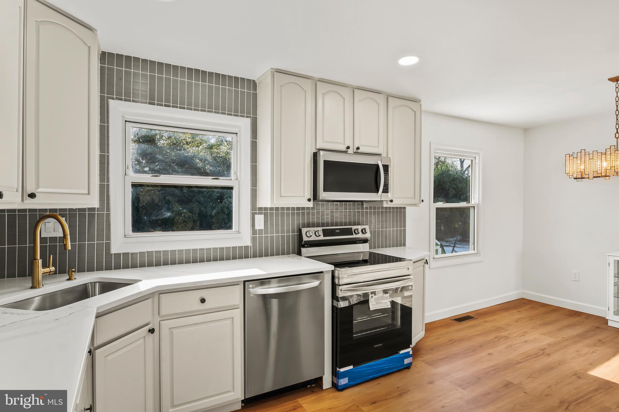 FOUR SEASONS - Residential