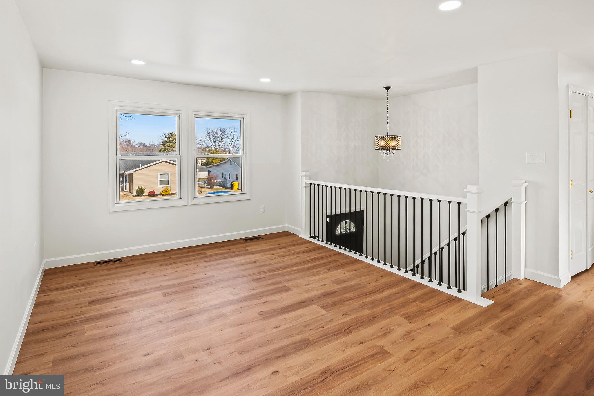 FOUR SEASONS - Residential