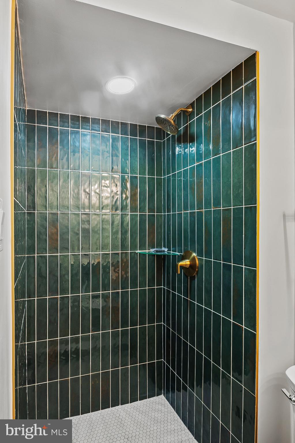 FOUR SEASONS - Residential