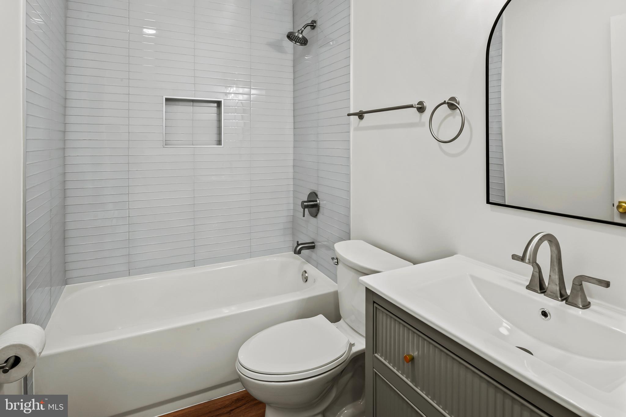 FOUR SEASONS - Residential