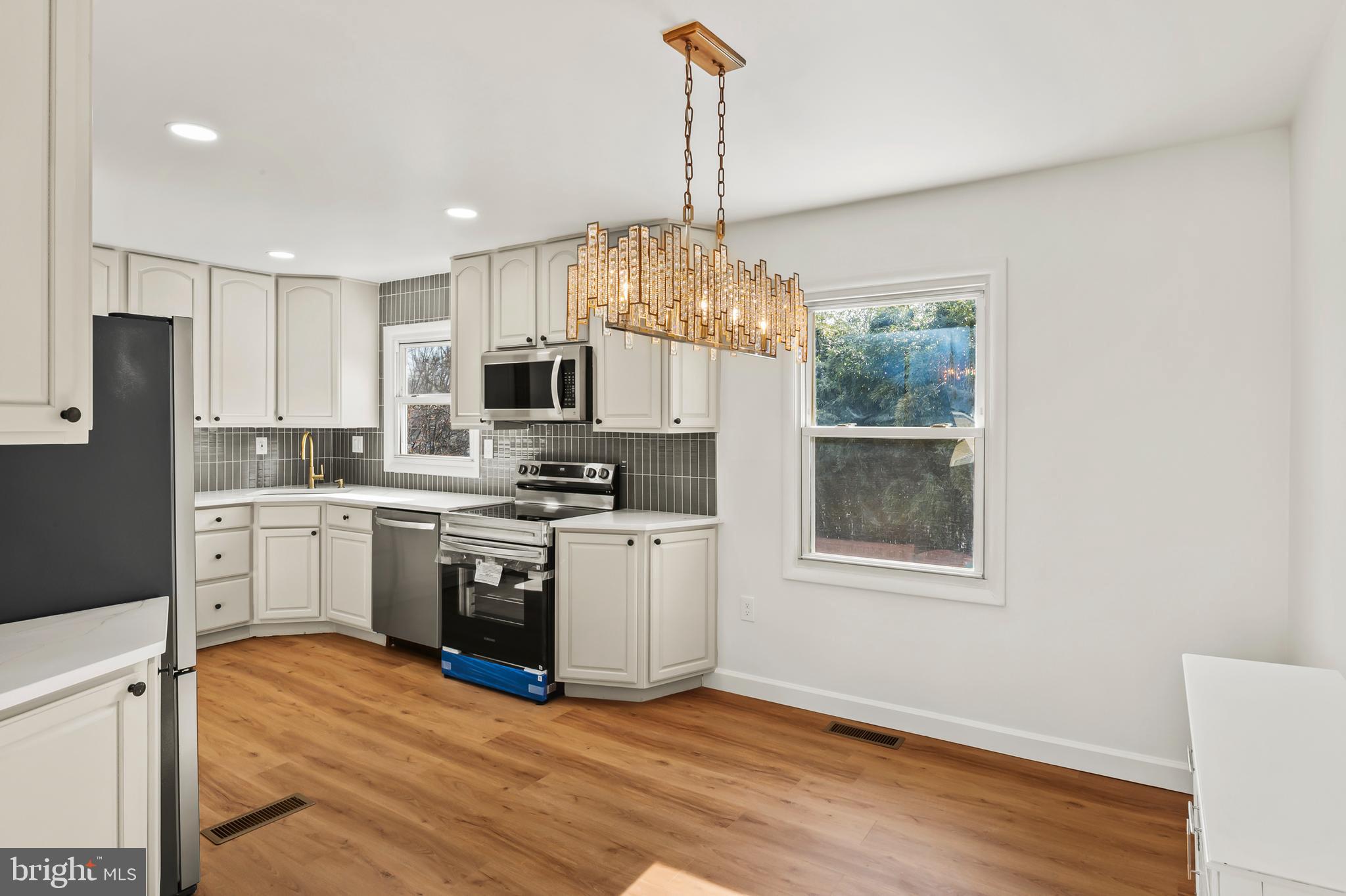 FOUR SEASONS - Residential