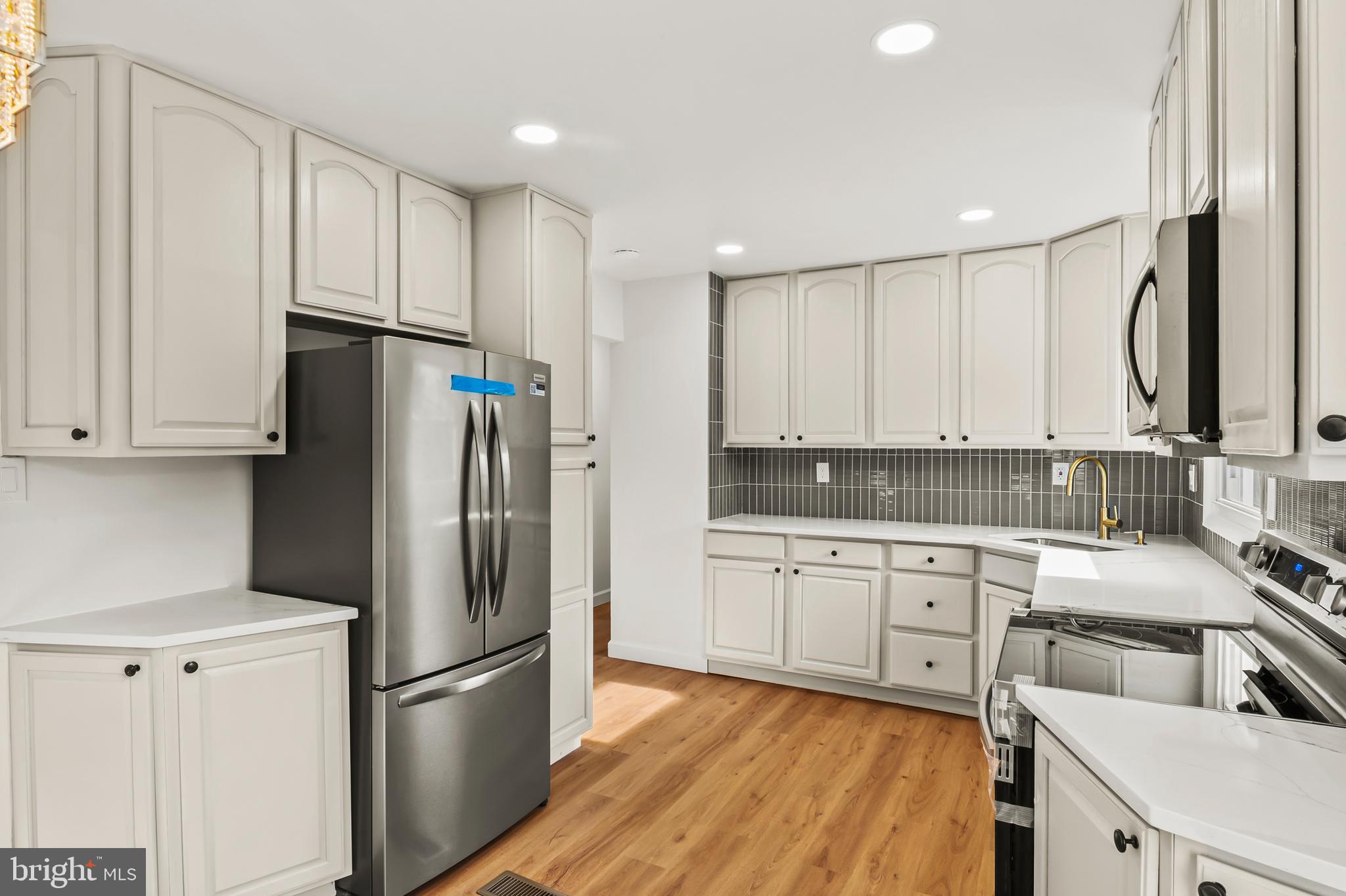 FOUR SEASONS - Residential