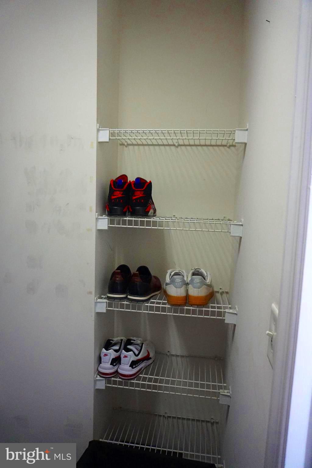 COLONIAL HILLS - Residential