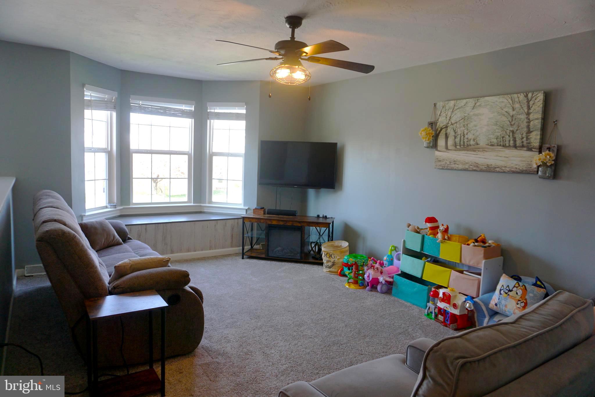 COLONIAL HILLS - Residential