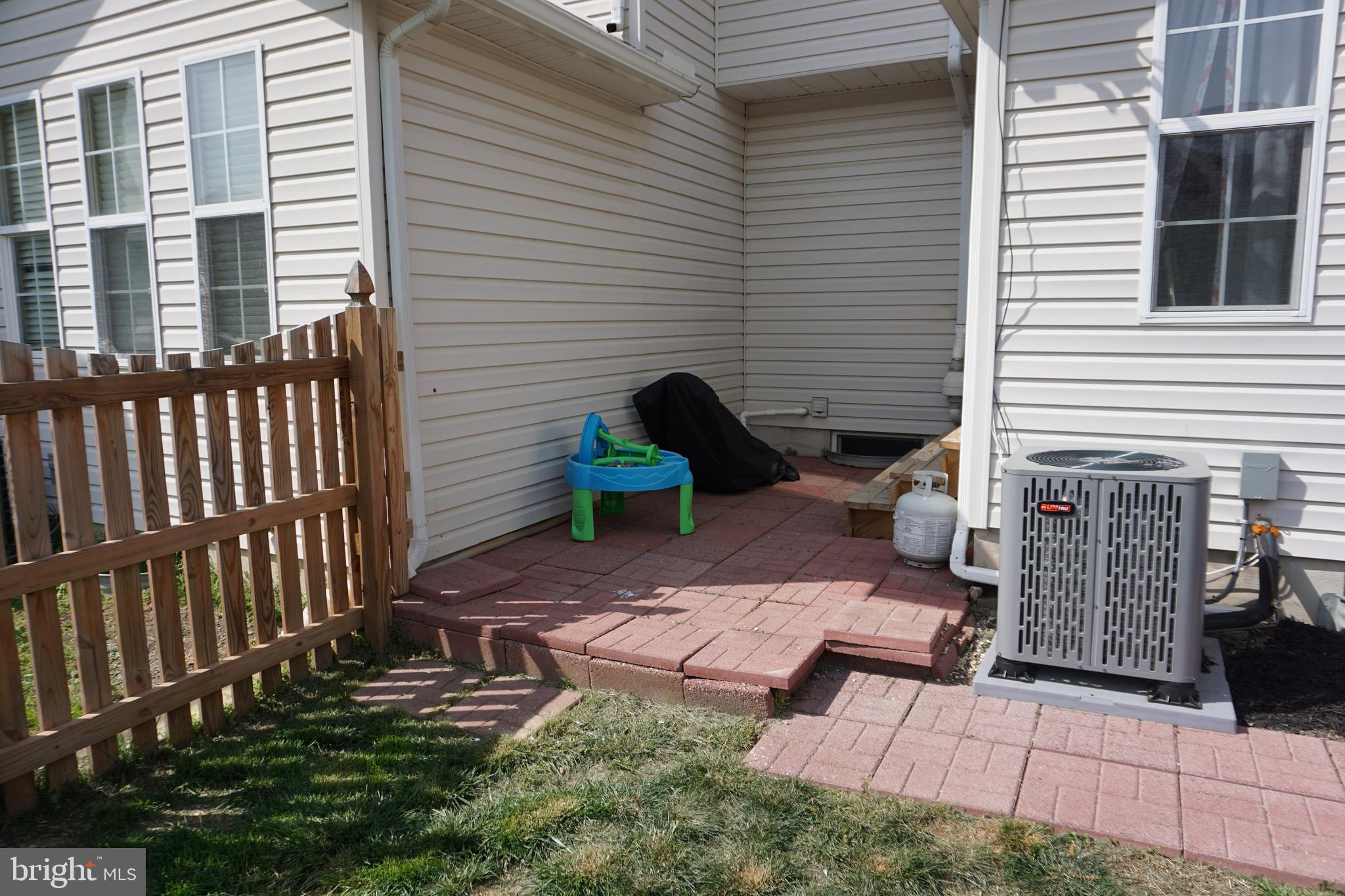 COLONIAL HILLS - Residential