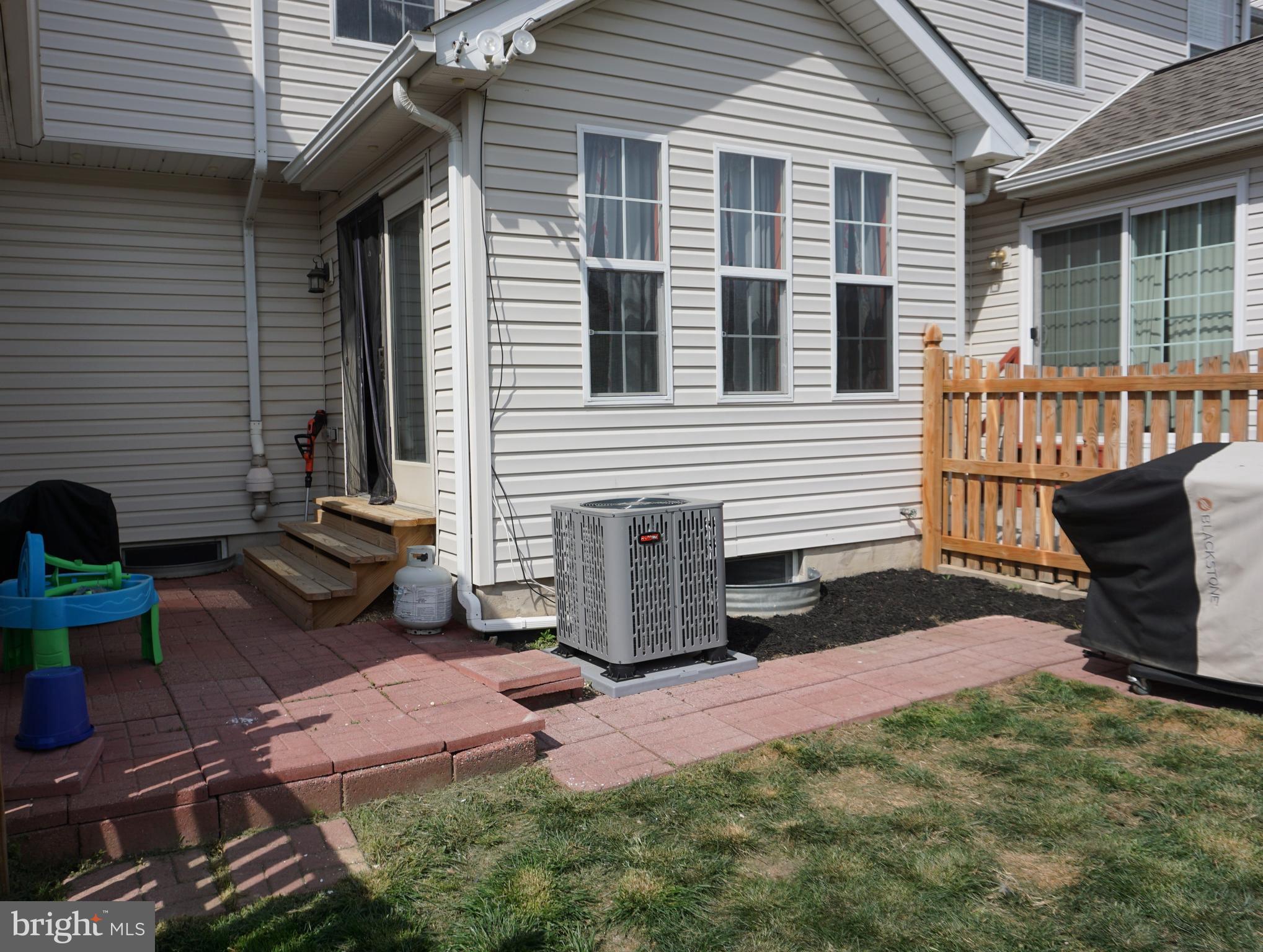 COLONIAL HILLS - Residential