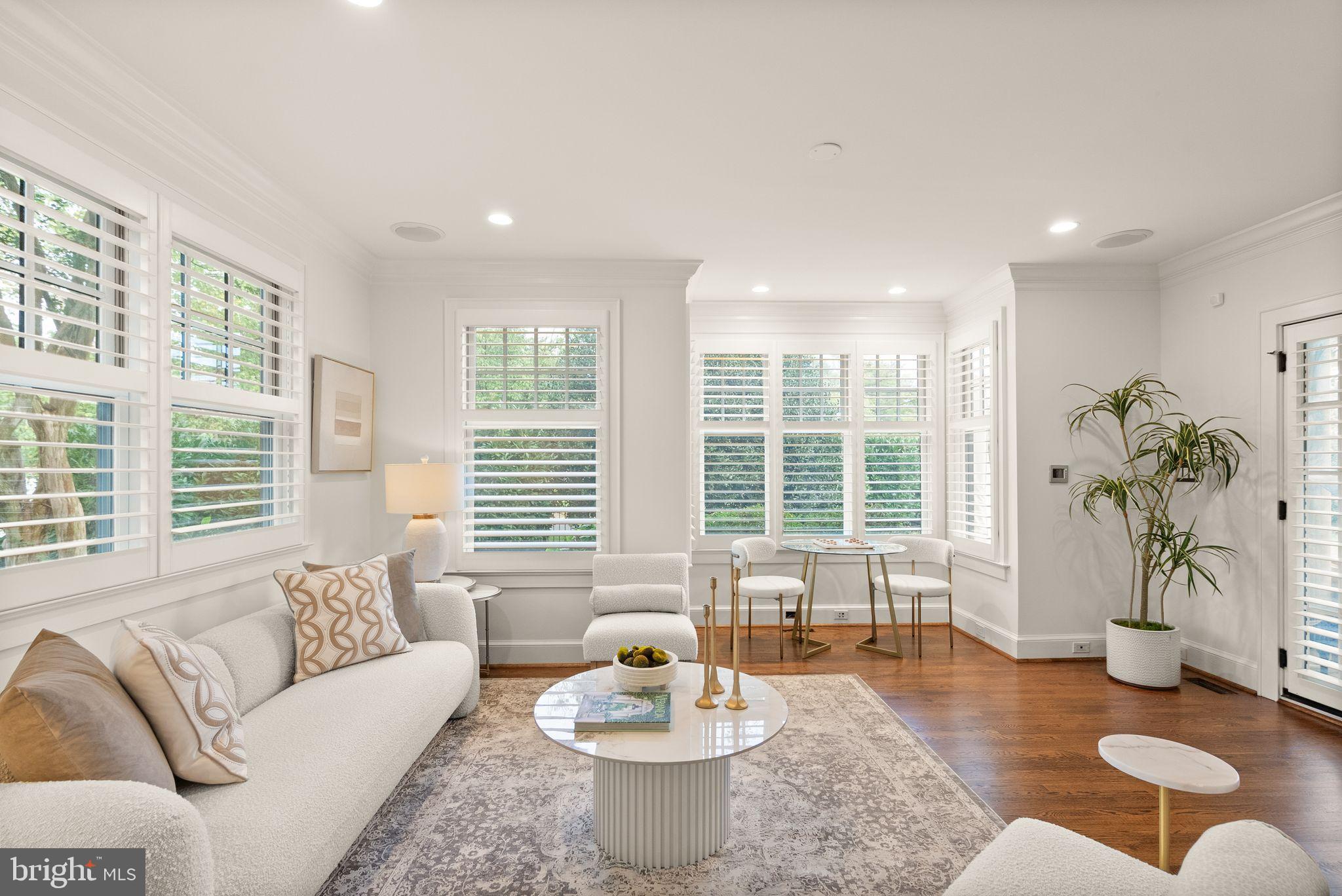 LYON VILLAGE - Residential