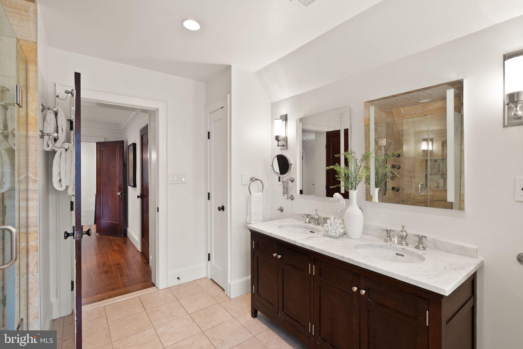 LYON VILLAGE - Residential