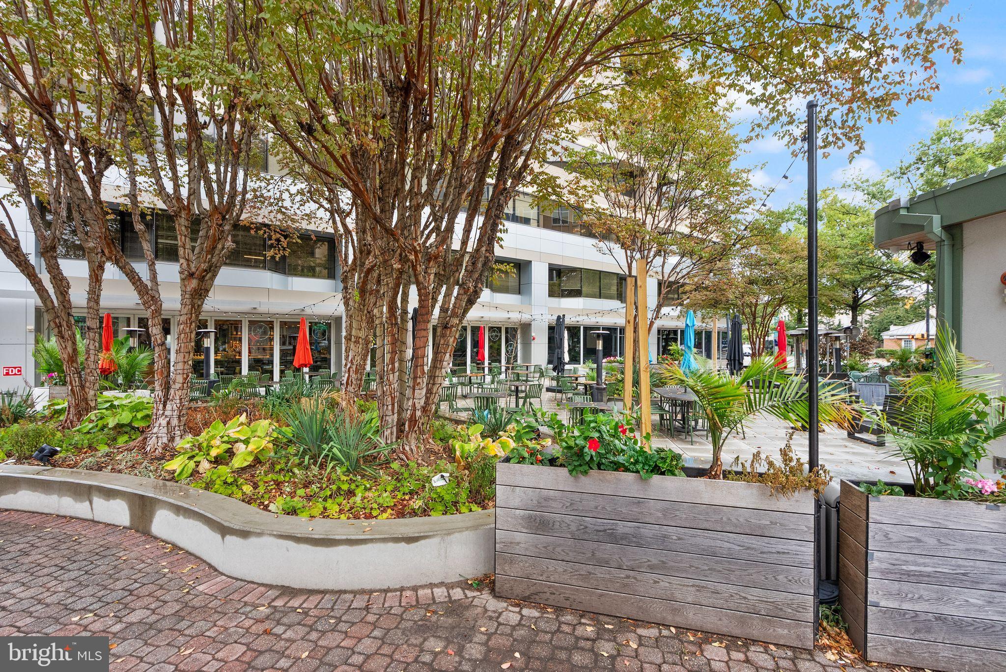 LYON VILLAGE - Residential