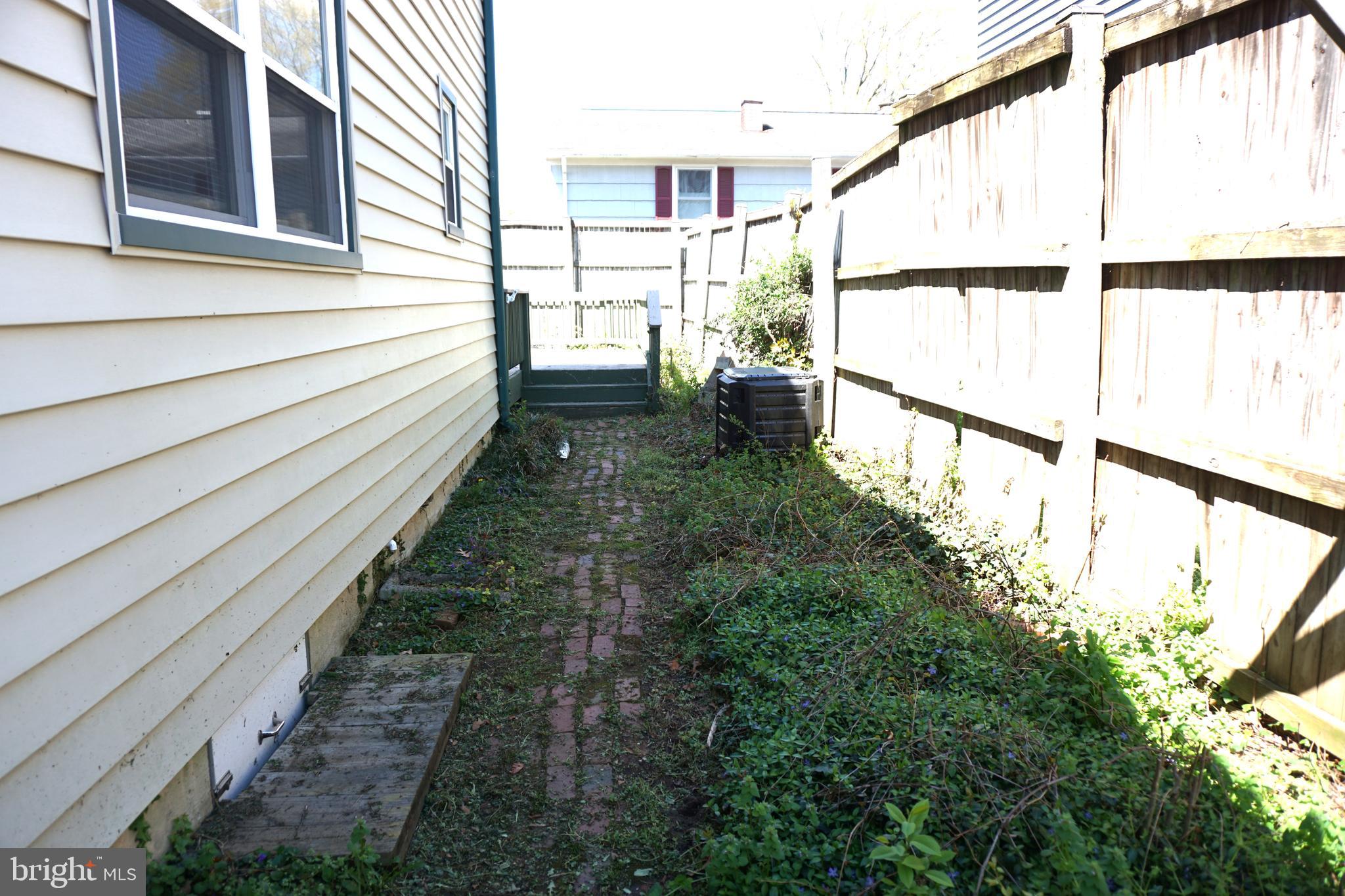 WOODLAND BEACH - Residential