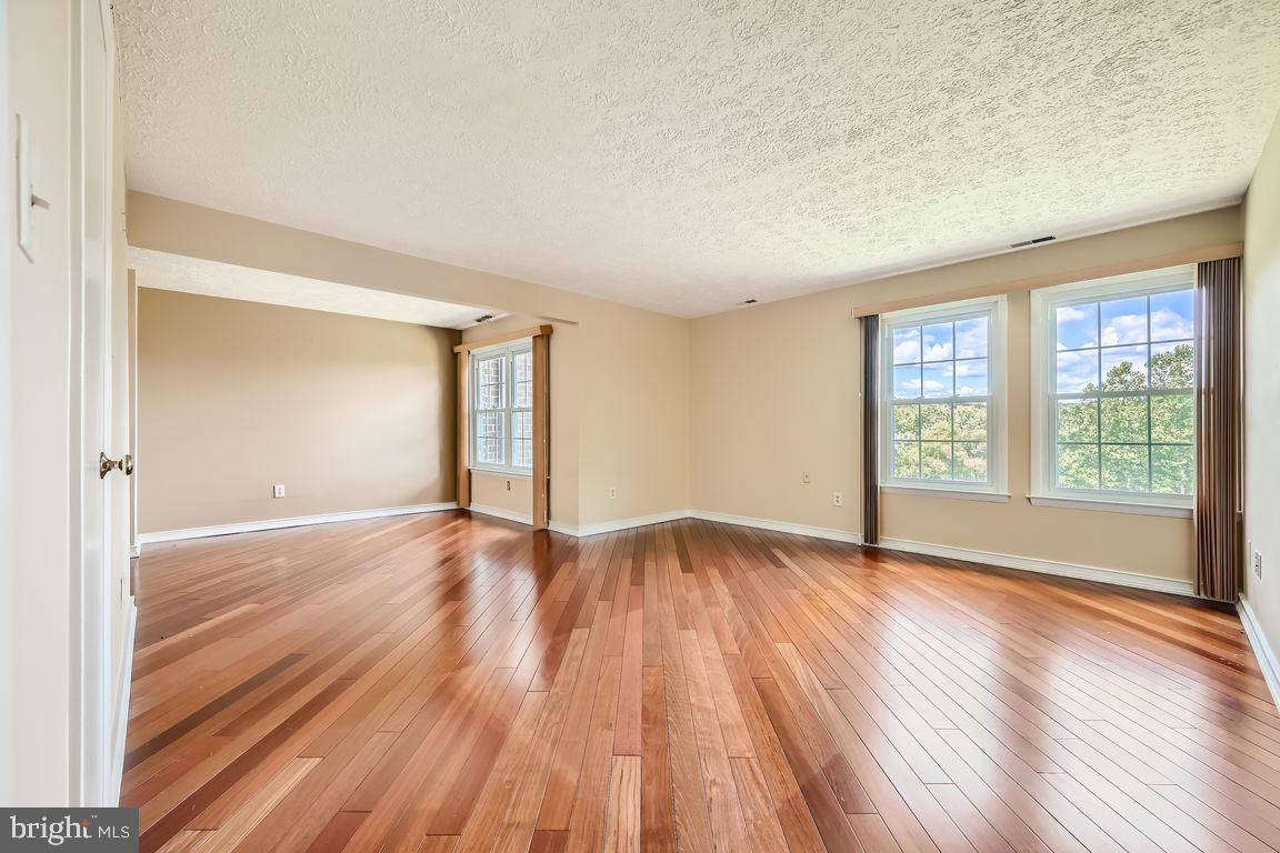 THE FALLS - Residential