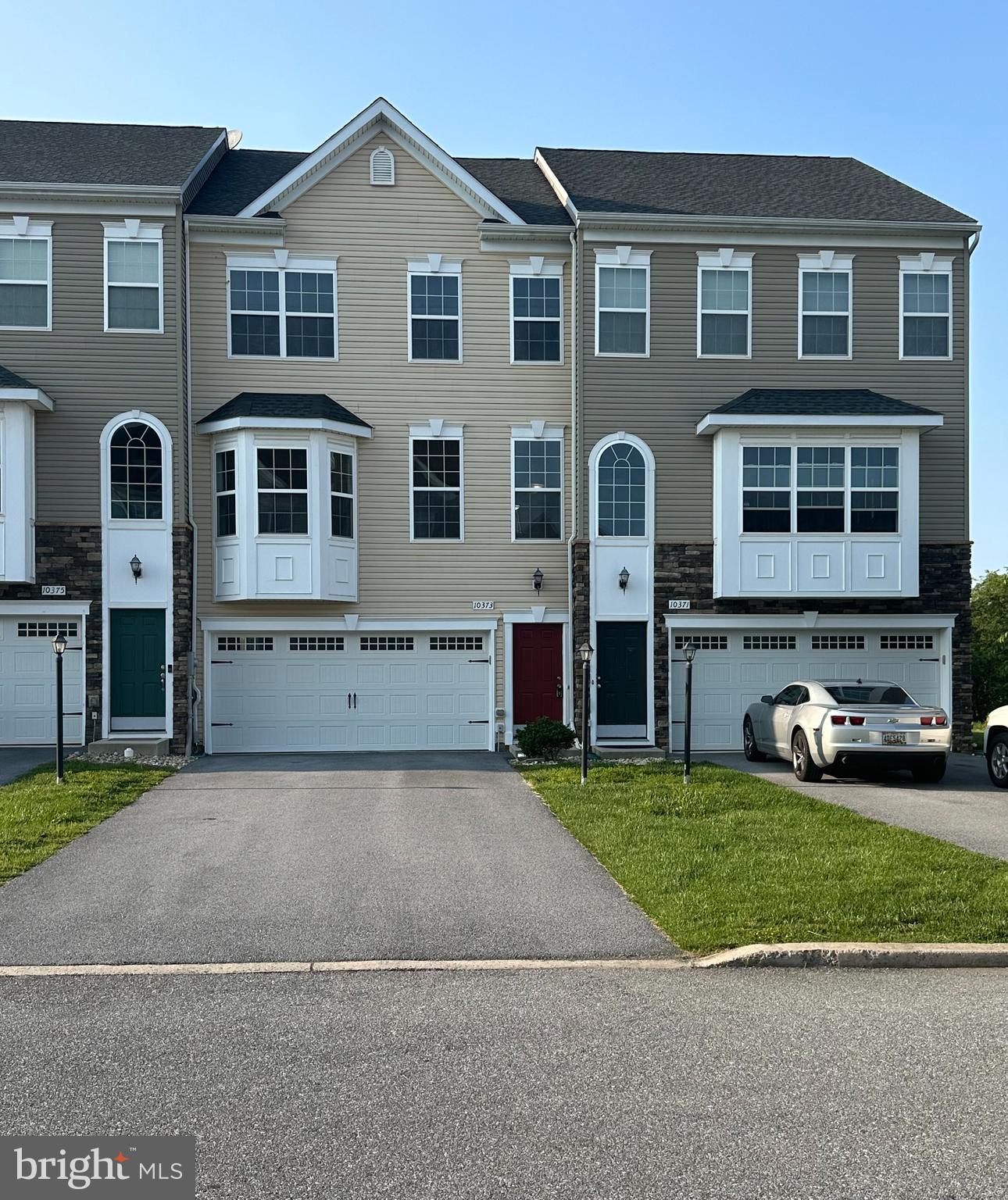 Ready to Move in! Luxury townhome with 2 cars garage! Over 2500 sq.ft. finished on three levels. Huge rooms. All new carpet, all new repainting. Just 2 minutes from I-70 with plenty of shopping just one mile away.
Applicant's credit score at least 700 or above!
Not Allowed Pets!
Online application is Unacceptable!