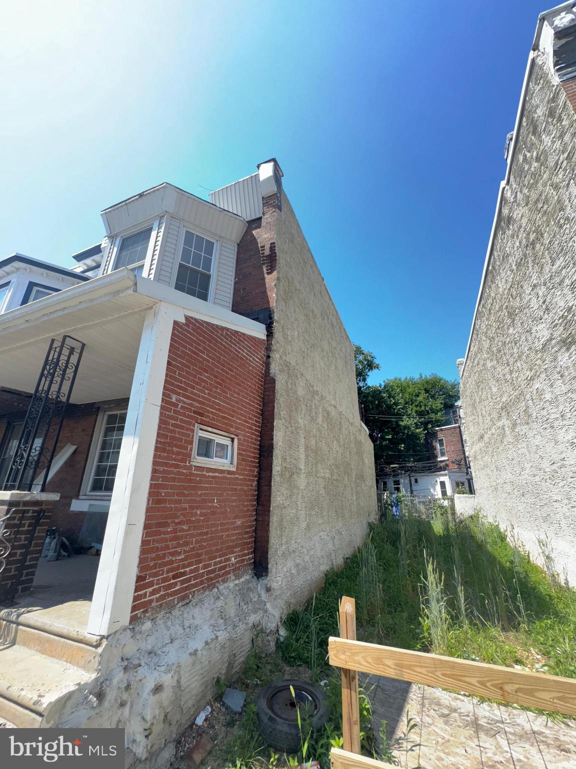 Investor’s Special! Legally zoned duplex with solid bones and endless potential. Unit 1 is a spacious 3-
bedroom, 1.5-bath setup perfect for long-term rental or a house-hack. Unit 2 is a cozy 1-bedroom, 1-bath
— ideal for Airbnb, traveling nurses, or traditional tenants. Located just minutes from Temple Hospital, this property is in a high-demand rental corridor. Medium renovation needed to bring out its full potential as a passive income producer or quick flip. Both units offer separate entrances. Great opportunity to add a cash-flowing asset to your portfolio. Property being sold as-is. Buyer responsible for U&O. Seller requests buyer to use seller’s title company.