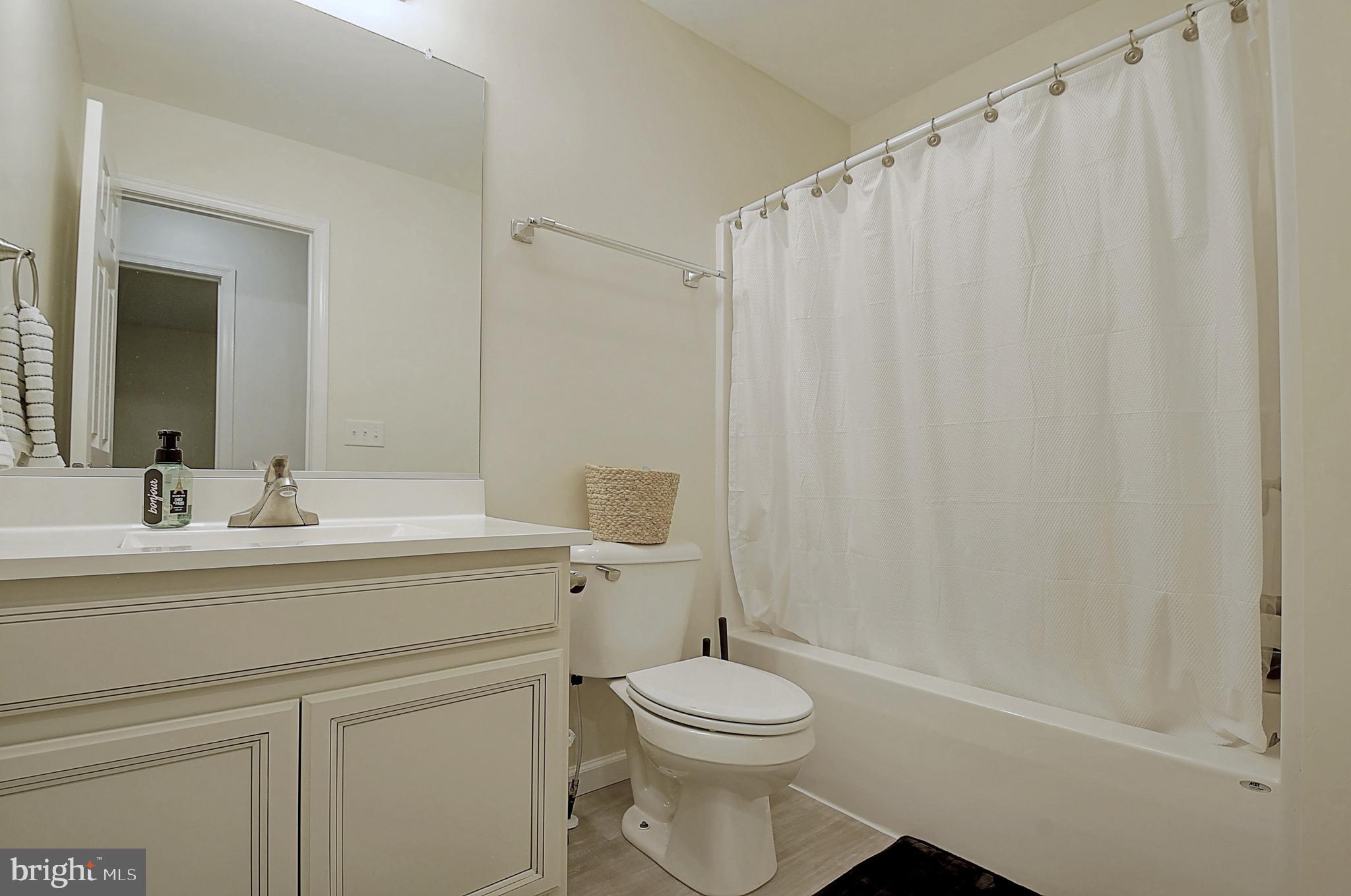 MIDDLE CREEK MANOR - Residential