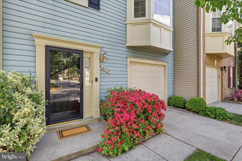 Photo of 6013 Keble Drive, ALEXANDRIA, VA 22315 (MLS # VAFX2306534)