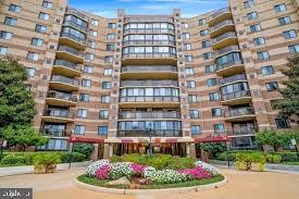 Modern Living Meets Resort-Style Amenities in the Heart of Tysons!
Welcome to this spacious and beautifully updated 2-bedroom, 2-bath condo in the highly sought-after Rotonda—a gated community nestled on 34 lush acres in McLean, VA. Step inside to find a sleek kitchen with modern finishes, open and airy living spaces, and a layout designed for comfort and convenience.
Enjoy unparalleled access to a long list of amenities including indoor and outdoor pools, a state-of-the-art fitness center, yoga studio, tennis and pickleball courts, walking trails, dog park, putting green, convenience store, and so much more. The community also features three elevators per building, electric car charging stations, 24/7 security, and a variety of inviting common spaces like a resident lounge, library, and multipurpose room.
All of this, just minutes from the Silver Line Metro, Tysons Corner Center, Whole Foods, Capital One Center, and easy access to 495 and I-66. Don’t miss your chance to experience luxury, location, and lifestyle—all in one place.