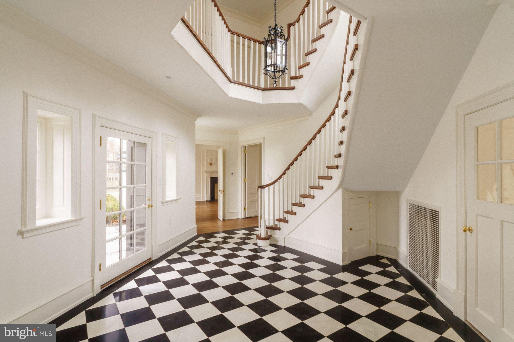 422 W CHESTNUT HILL AVENUE