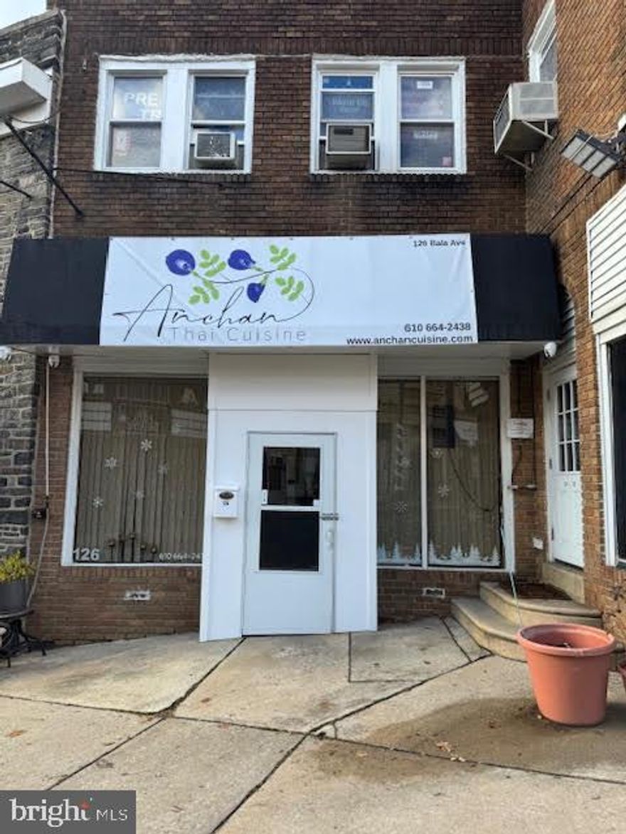 Mixed use building with 2 commercial Spaces  and 4 residential apartments with private parking.
Rent from 2 commercial spaces  $3,800 income , 4 apartments  $3,400 income total $7200. 00 per month 100% rented Great income in a very good location.

Seller will not Finance!