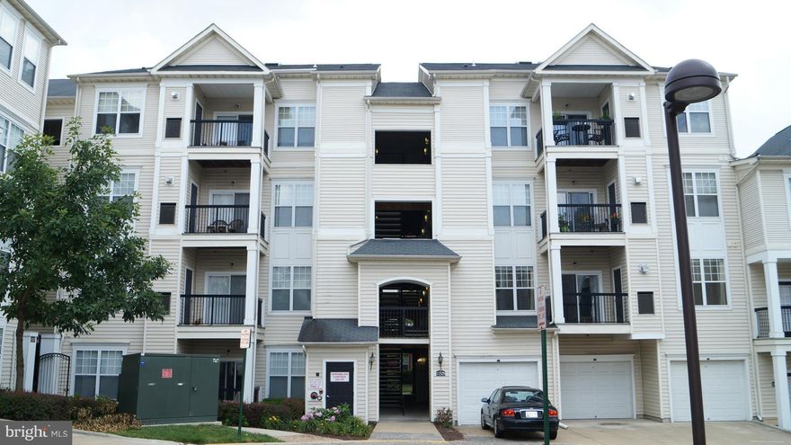 Located in the heart of Fairfax county, Spacious , super lean,2nd floor 2BR/@BA Condo in Close in Fairfax Oaks Mall; Washer and Dryer in the unit. Kit with breakfast Bar;Pool, Exercise & party Rooms, Seconds to Rt 66 , Rt50 and minutes to Vienna Metro. Ready to Move in.