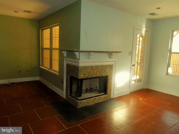 NATIONAL RESEARCH - Residential Lease