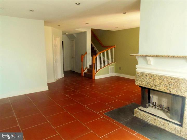 NATIONAL RESEARCH - Residential Lease