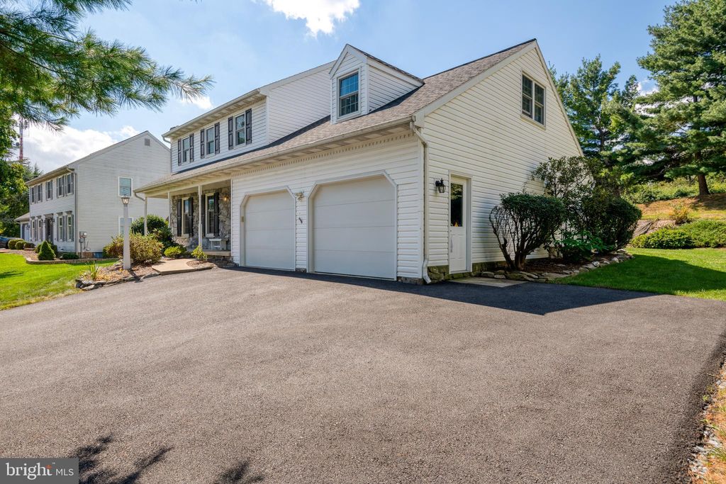 Photo of 1707 CROSSFIELD DR, LANCASTER, PA 17603 (MLS # PALA2040808)