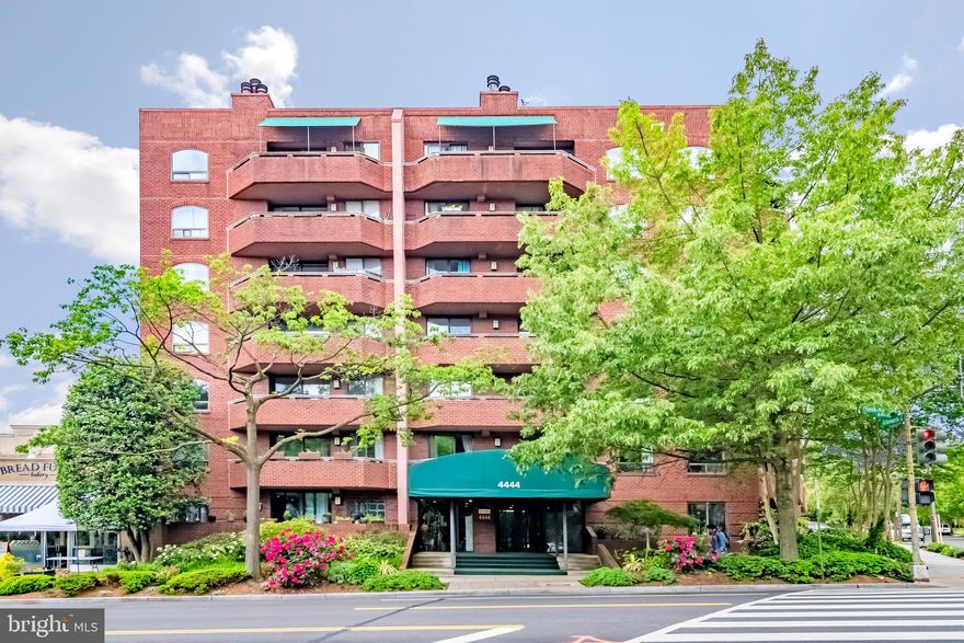 Wonderful 1 Bedroom AND DEN in The Hastings. 

Updated kitchen with maple cabinets and granite countertops. 

Wood flooring throughout

Balcony overlooking Albemarle Street

Washer and dryer in Unit

Assigned garage space #27

Tenant pays electricity and move in fee

Available  July 7th 

Owner will consider a pet on a case by case basis.