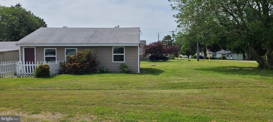 With a little TLC this would make a cute cottage for weekend getaways! There are water views of Gardner Creek from the backyard. Travelers Rest is a golf cart friendly community that features a boat ramp, pier and picnic pavilion. This is a very convenient location - close to restaurants, Coles Point Marina and Campground and just a short run to Sharks Tooth Island. If you are looking for an investment property - this would make a great Airbnb!!! Home is being sold as-is.
