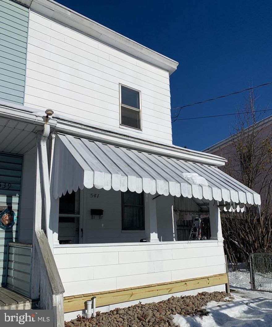 FOR RENT! 541 E. Elm St, Tamaqua, PA - 2 Bedroom, 1 Bath, Living Room, Kitchen, enclosed Side Porch, large back yard with additional parking behind the home.  Move in ready, schedule your showing today!

Potential tenants must complete an application through Rent Spree for $39.99 at https://apply.link/eAlsYOc