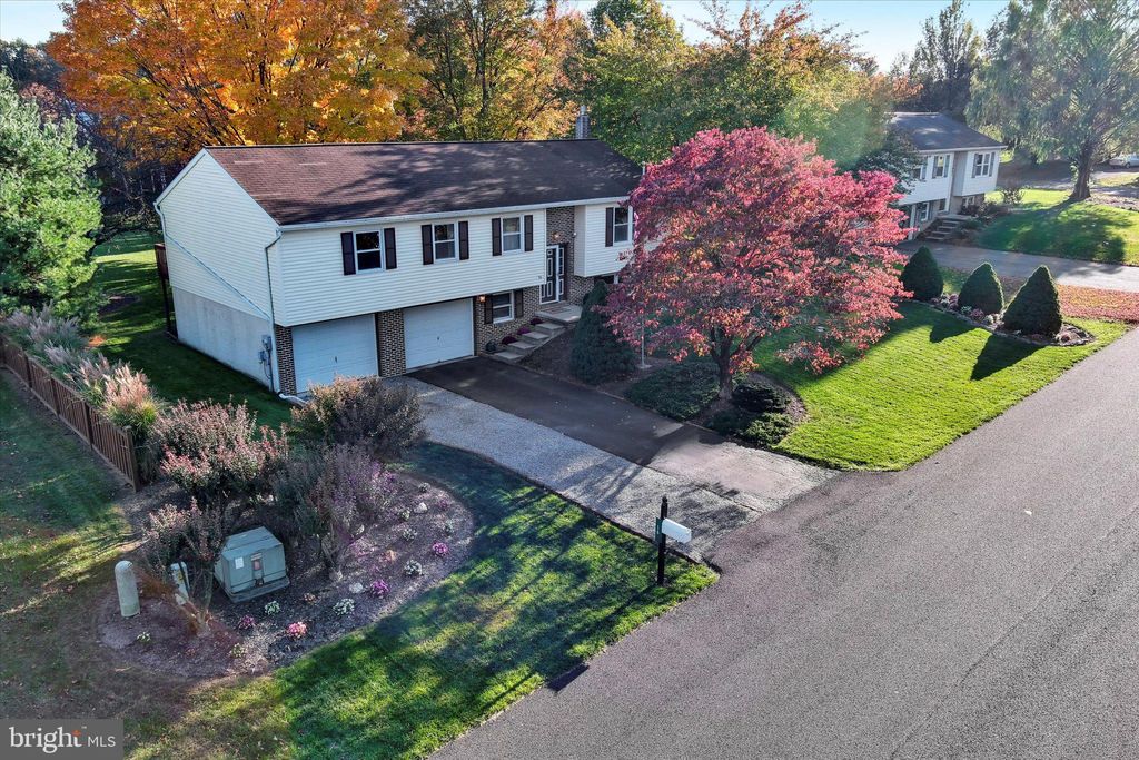 Photo of 16 Knollwood Drive, Lititz, PA 17543 (MLS # PALA2042706)